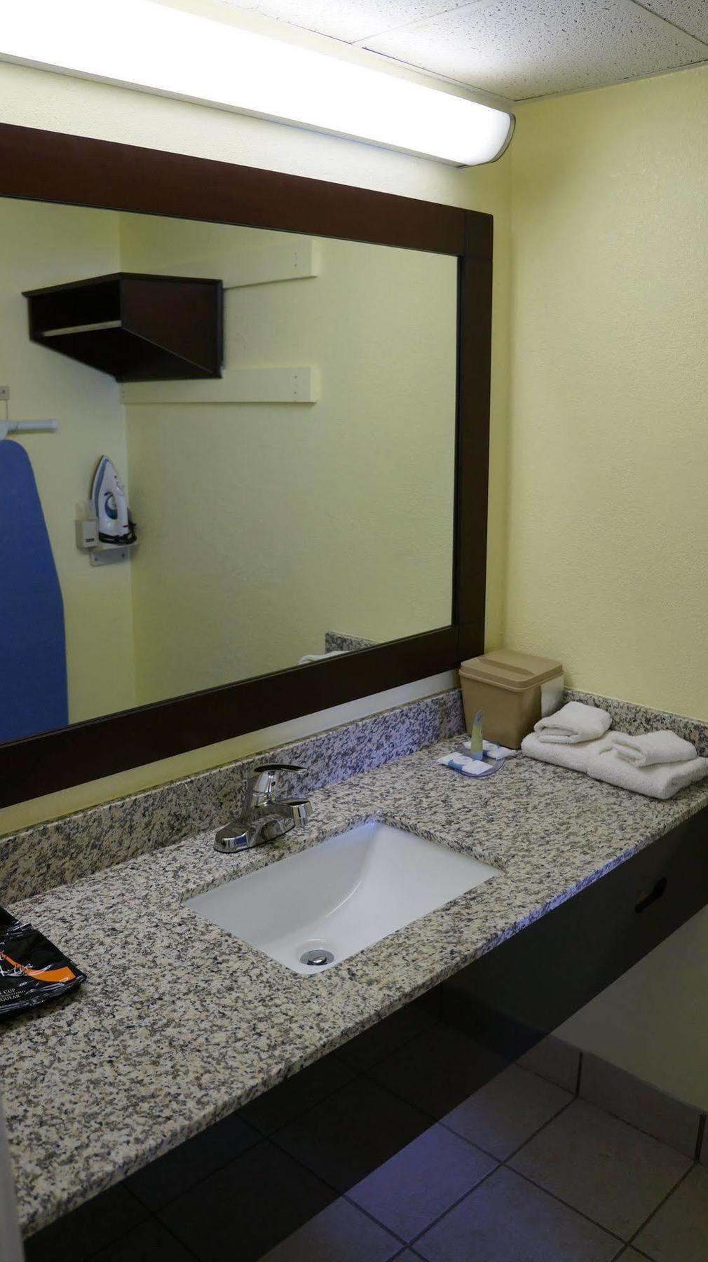 Regency Inn Pittsburg Bagian luar foto
