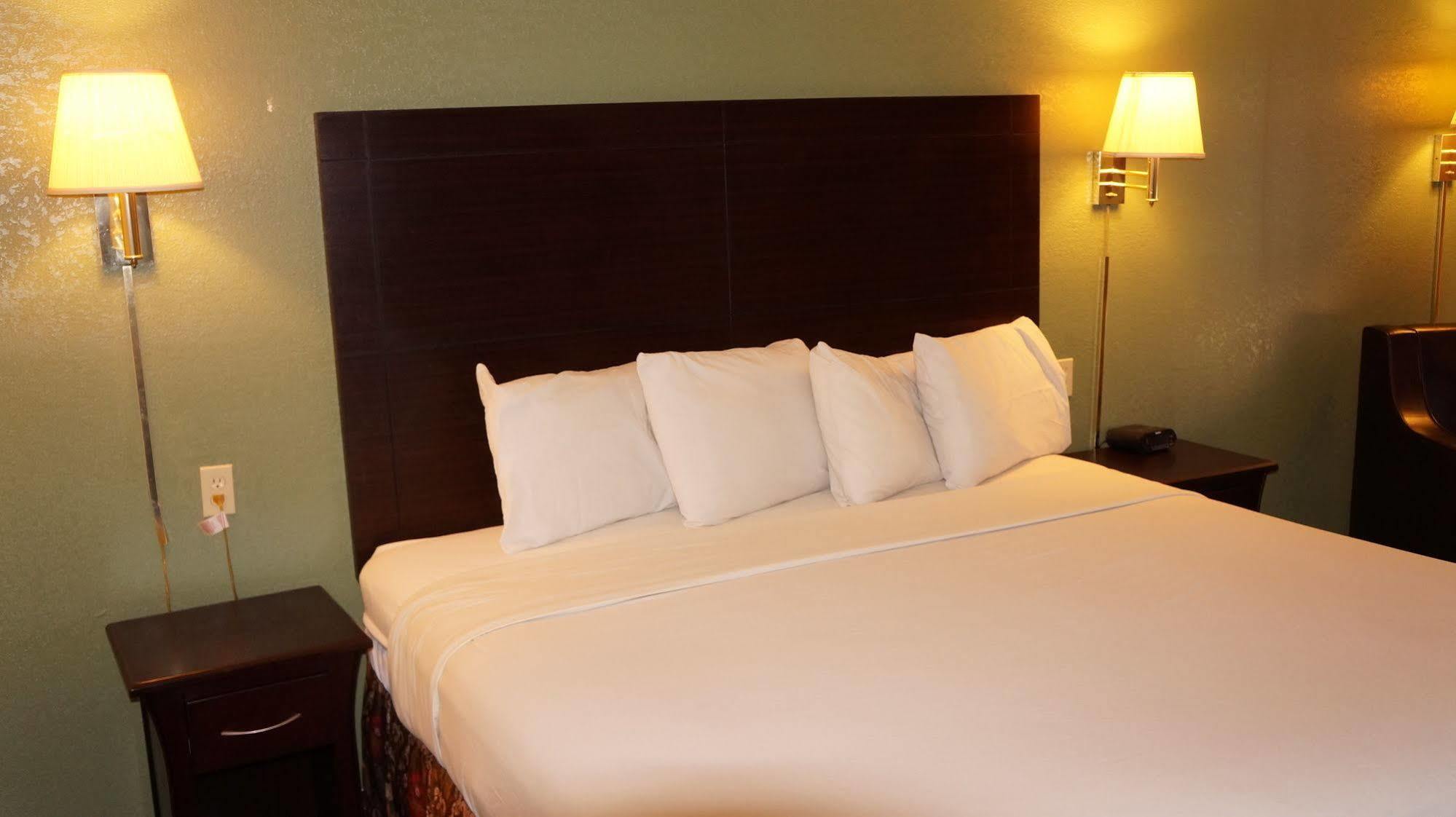 Regency Inn Pittsburg Bagian luar foto